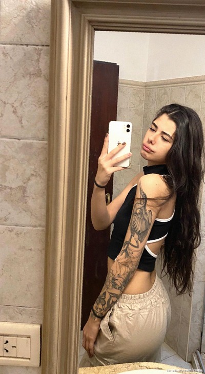I’m a pretty petite vixen, wanna feel my lovely ass? 🍑💋