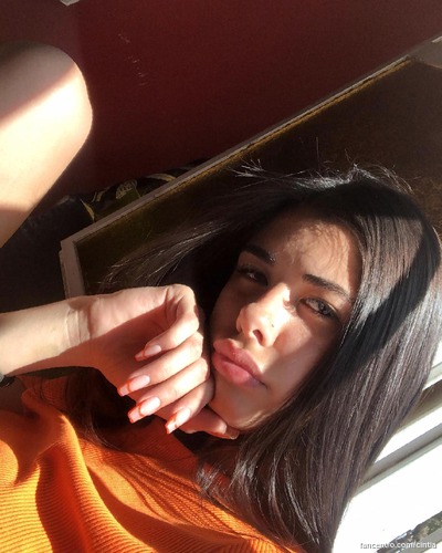 I’m a pretty petite charmer, wanna play with my lovely ass? 🍑💋