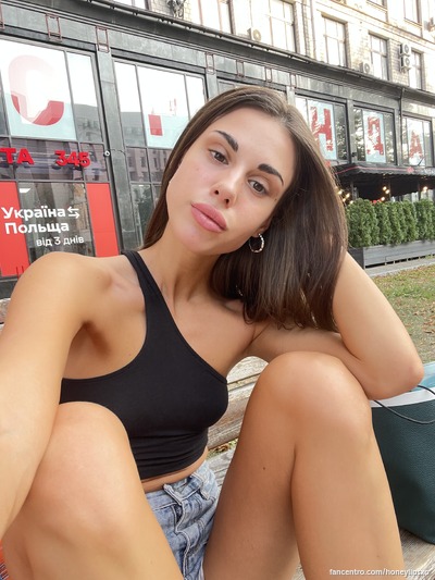 Ik vind het heerlijk om me voor te stellen dat je pik mijn speeltje was en dat je erop rijdt tot mijn kutje explodeert 