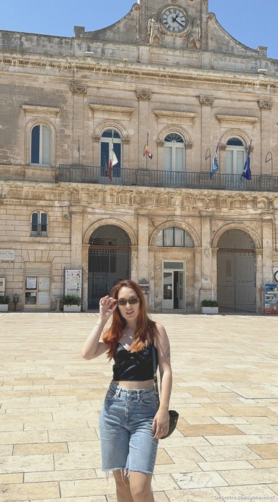 My slim body’s full of sunshine, wanna share a giggle? 🌟🥰