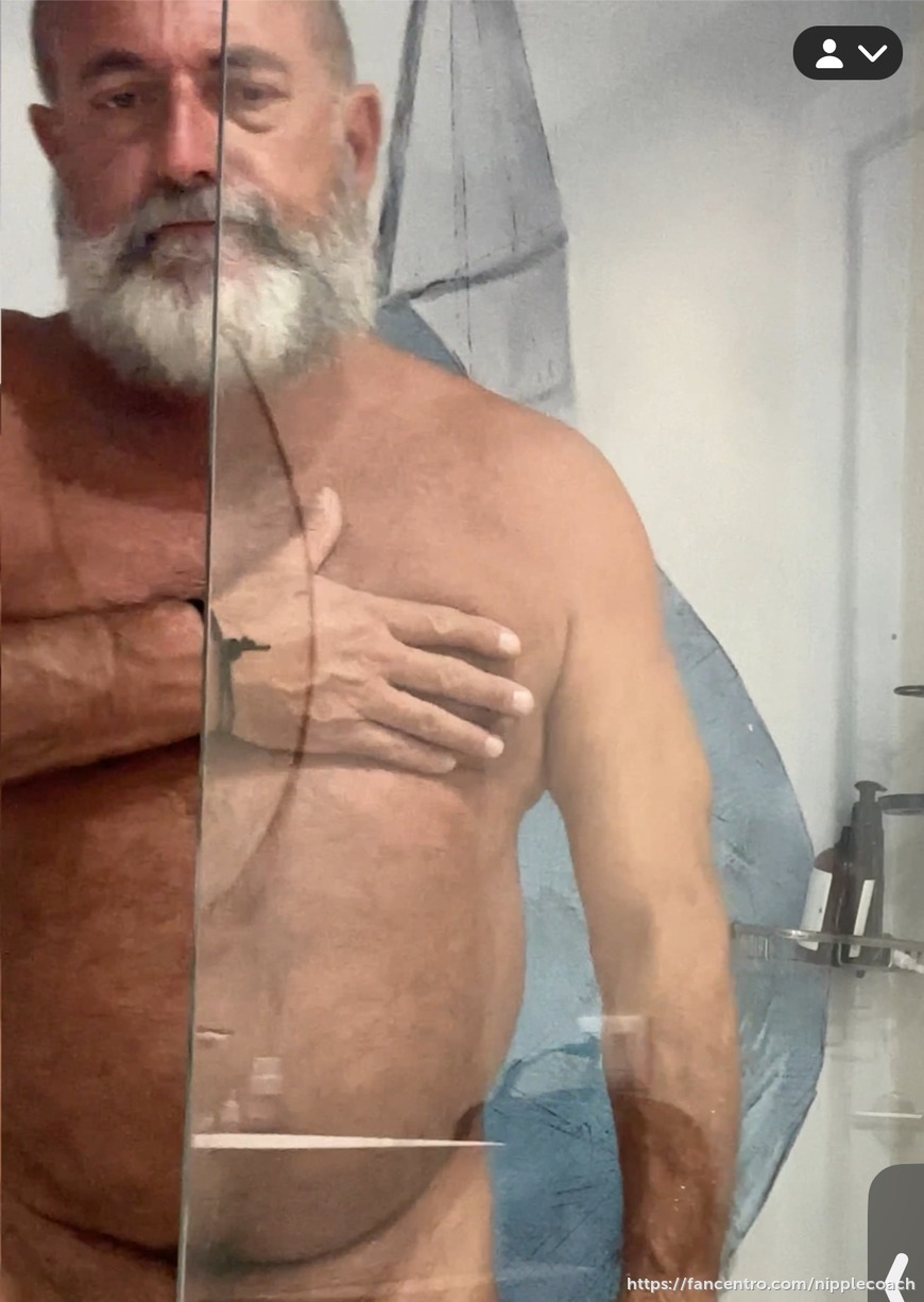 Daddy has fun in the shower - Nipplecoach - Fancentro