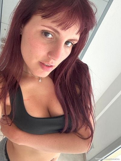 Wil je mijn slanke lijf tegen je aan? Ik wacht op je. 💦😘