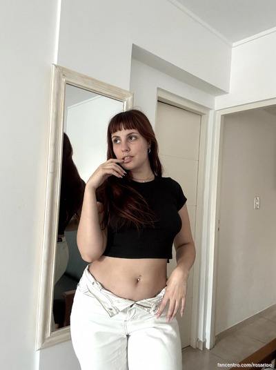 My slender frame’s aching, wanna make it yours? 🍑💋