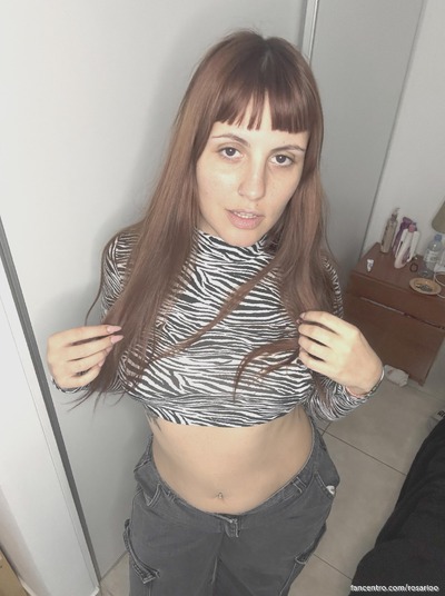 Wil je mijn lange rode lokken strelen? Ik wacht op je. 💦😘
