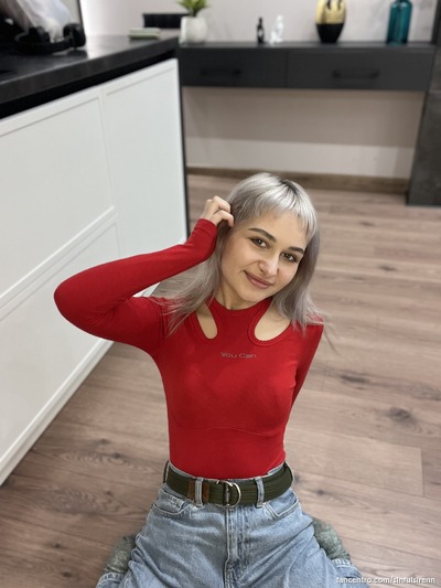 Iemand nodig om met mijn tieten te spelen