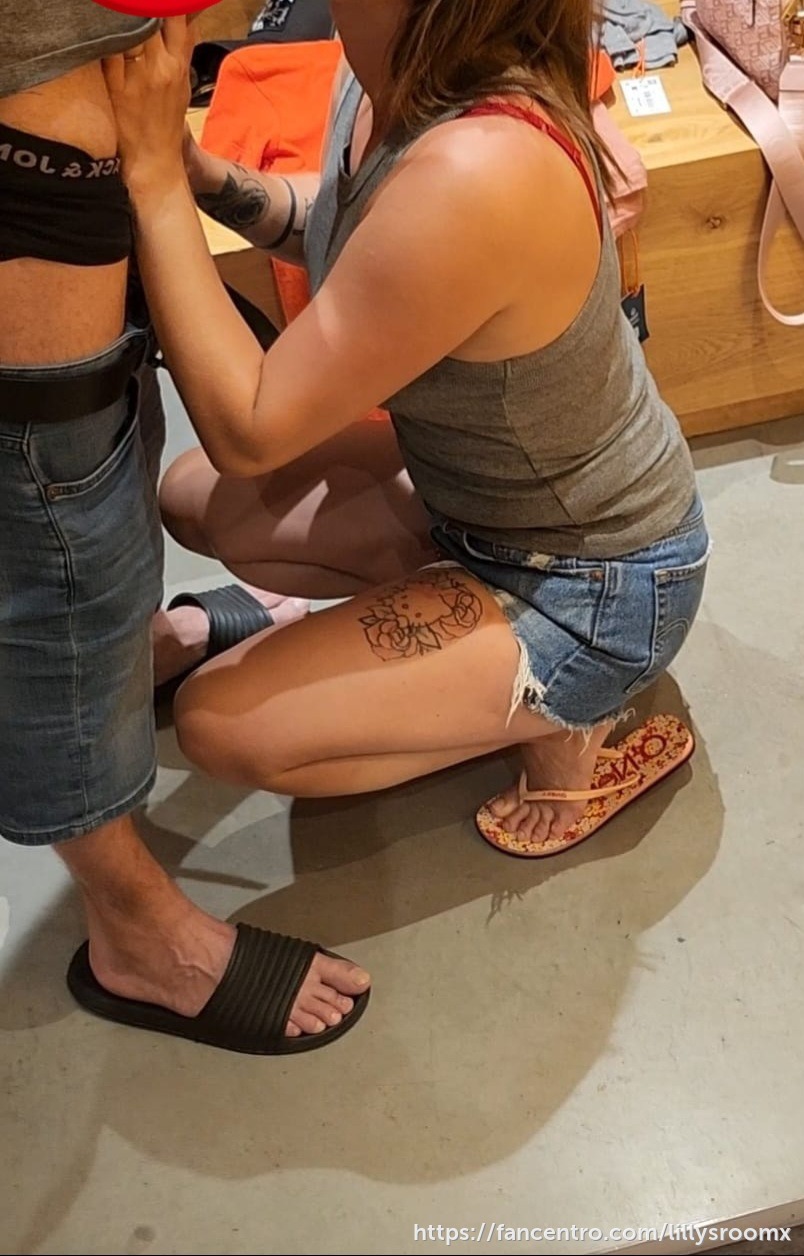 Kijk hoe ik hem lekker pijp in de paskamer
Watch me suck his dick in the fittingroom 💦❤️💦