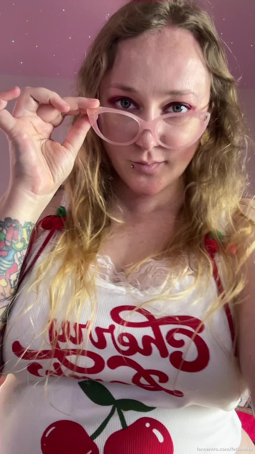 What are your thoughts on girls wearing glasses? 1foreground