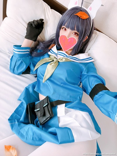 Japanese Amateur Cosplayer Homemade Video💜Blue Archive Miyu