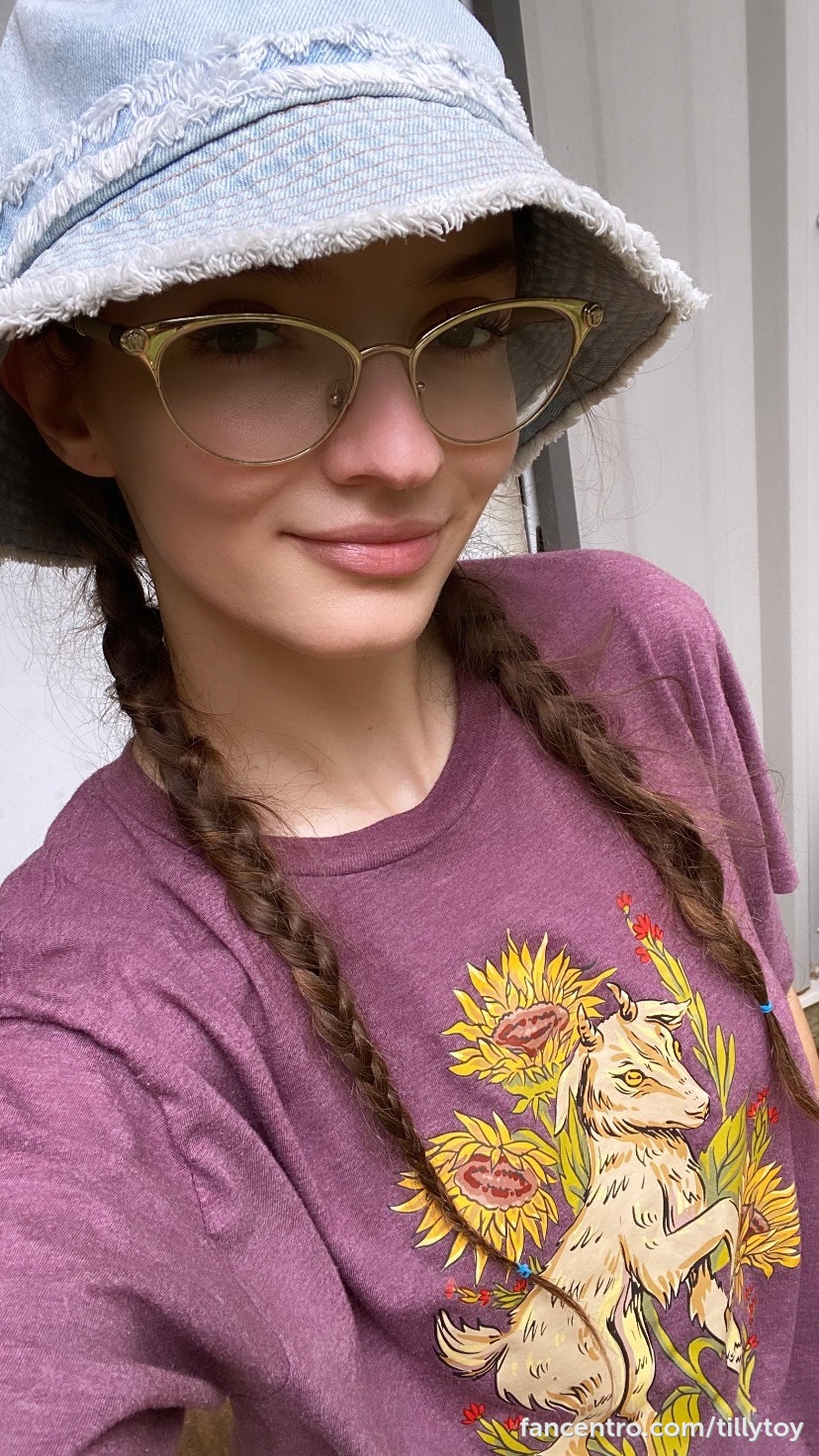 I just spent some quality time with Mother Nature (and my stubborn garden!). What do you guys think of my post-gardening look? 🥰💚 1