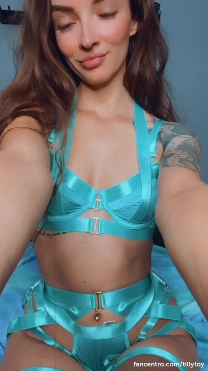 Trying on some lingerie in my closet to feel sexy 🥰 1foreground
