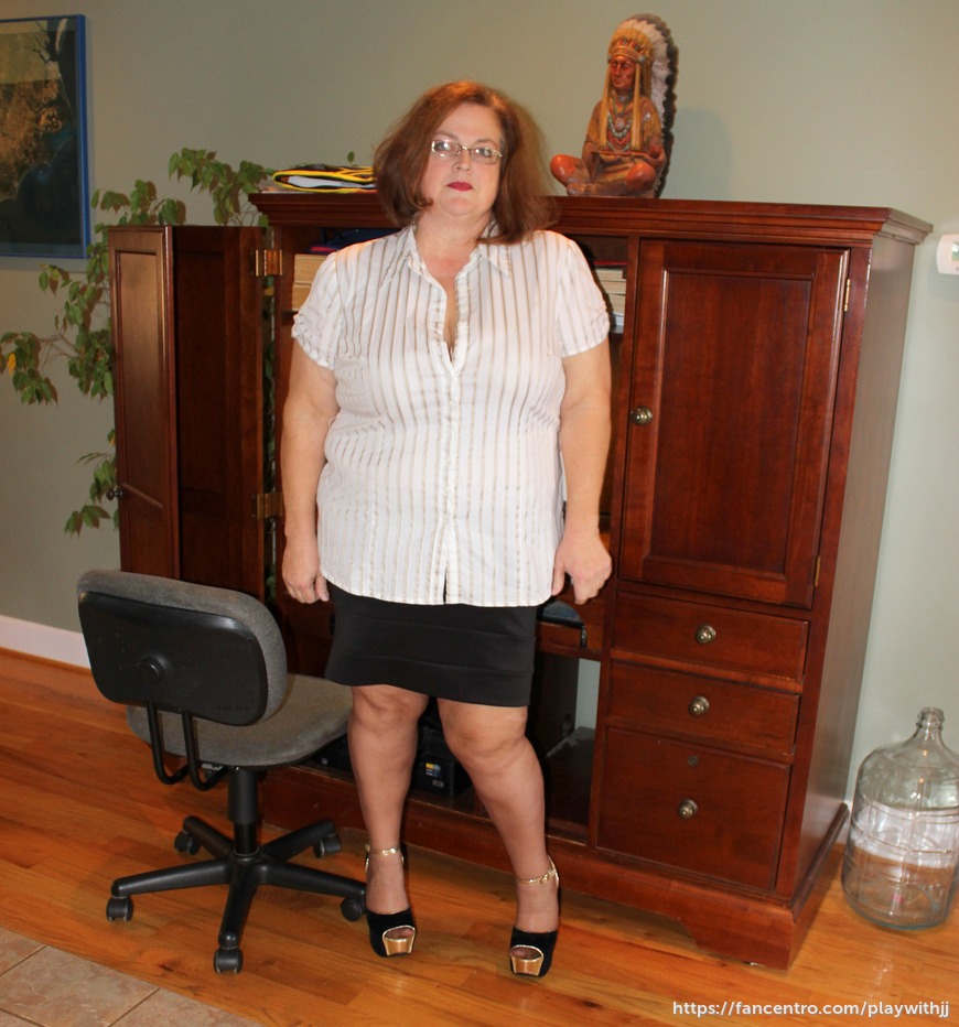 Sexy Secretary, gorgeous heels and pantyhose legs - post image 1