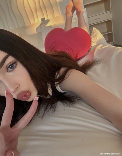 I’m a pretty little thing, wanna play with my cute ass? 🍑💋