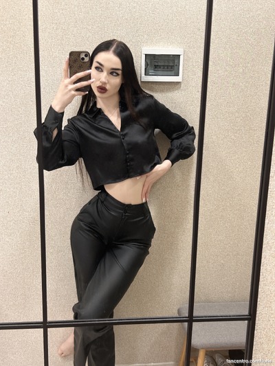 I’m a slim little beauty, wanna explore my cute curves? 🍑💋
