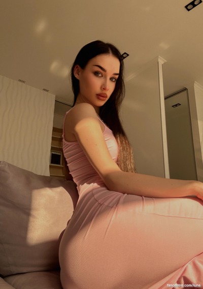 My tiny frame’s teasing, wanna feel the heat? 🔥😘