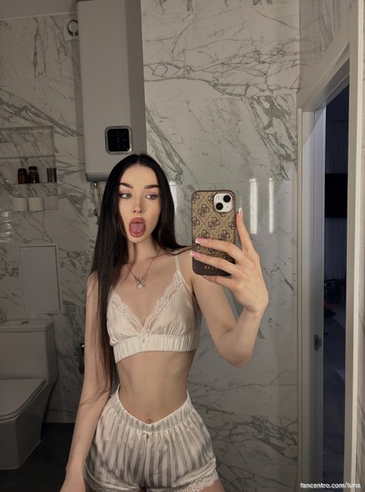 I’m a pretty petite tease, wanna feel my pretty ass? 🍑💋