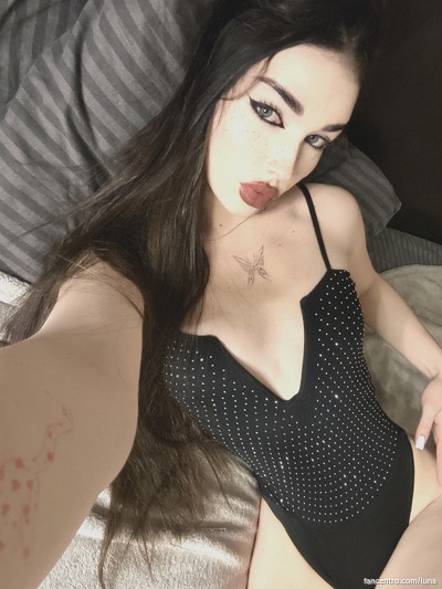 I’m a pretty petite tease, wanna feel my pretty ass? 🍑💋