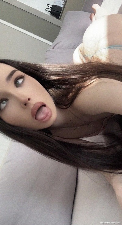 Wil je mijn kleine taille omhelzen? Ik smacht naar je. 💦😏