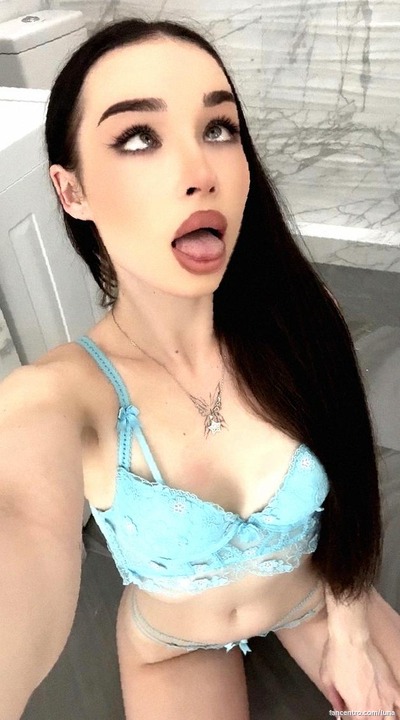 Wil je mijn kleine lichaam strelen? Ik ben zo heet. 💦😘