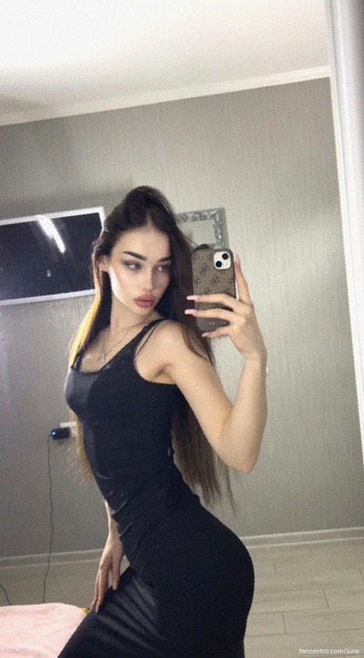 Wil je mijn kleine lichaam strelen? Ik ben zo heet. 💦😘