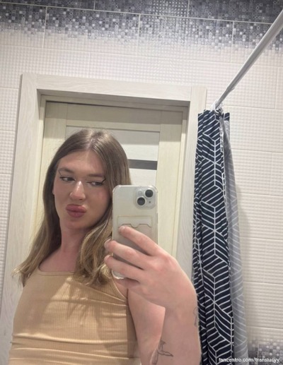 Ik vind het heerlijk om met mijn kleine kutje op je gezicht te zitten