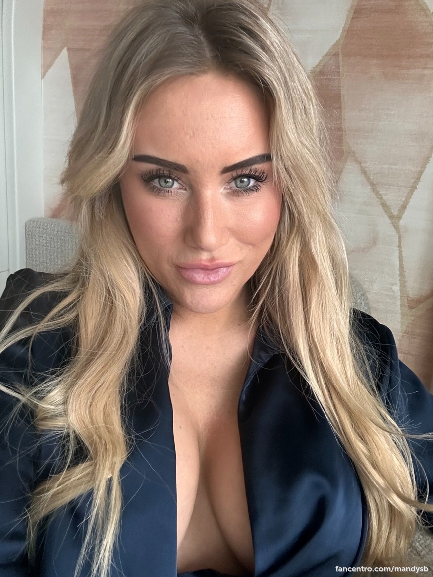 Zie je mij liever in lingerie, leer of zonder?  😏 1