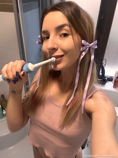 Ik vind het heerlijk om met mijn kleine kutje op je gezicht te zitten