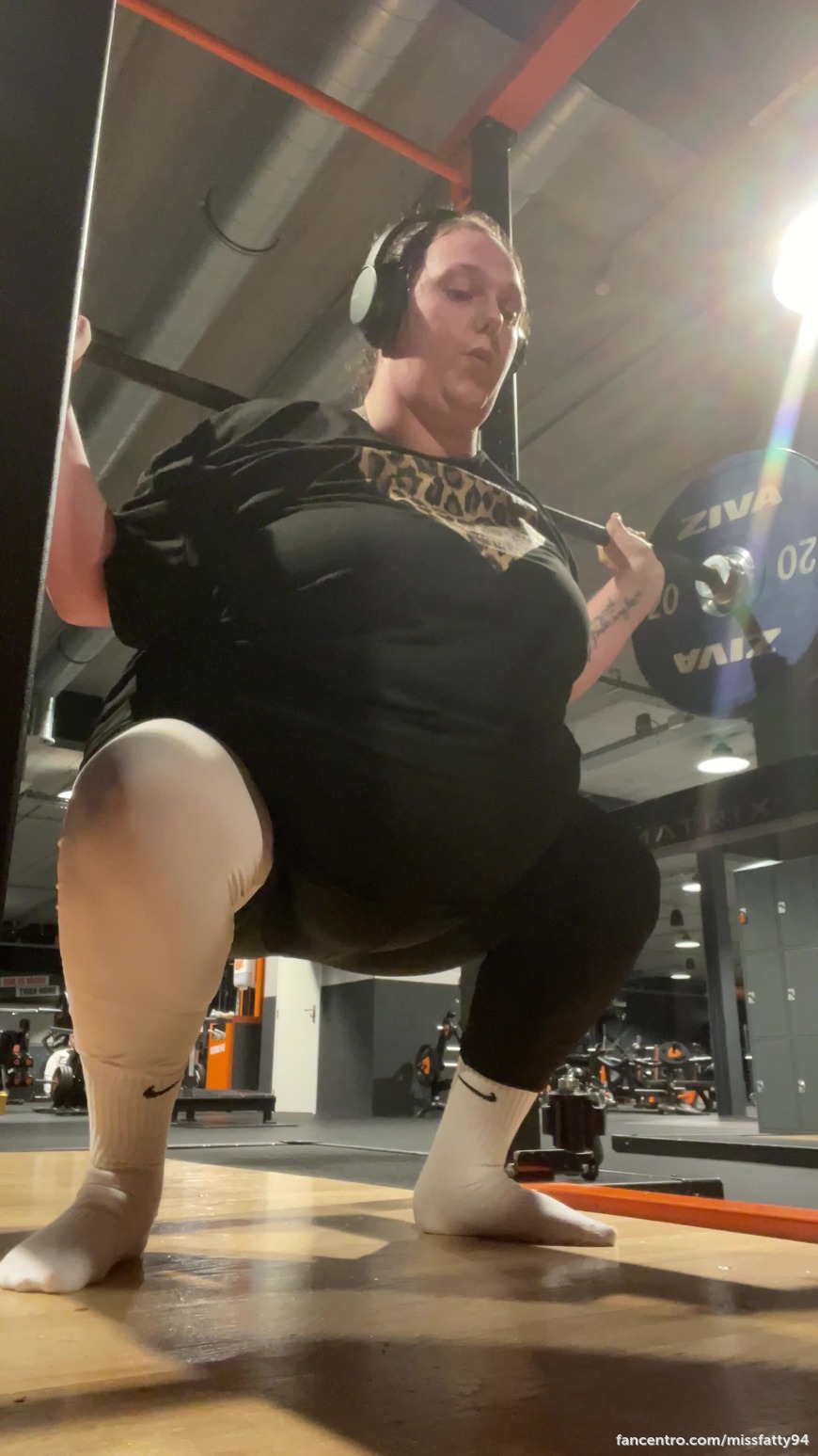 I dare you to lay under me, I will squat a bit deeper then😏 1foreground