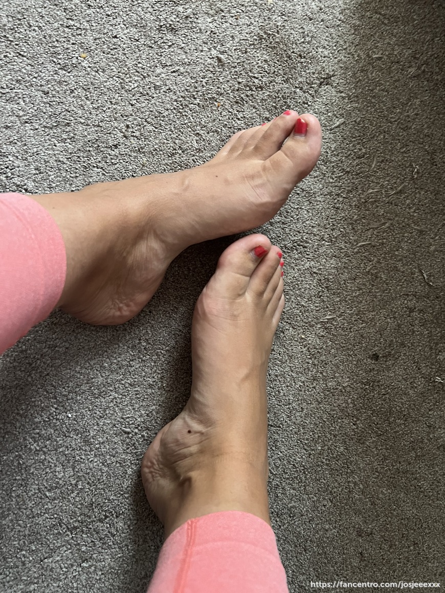 first in my dm can say what color on my toes 🦶🏻👣