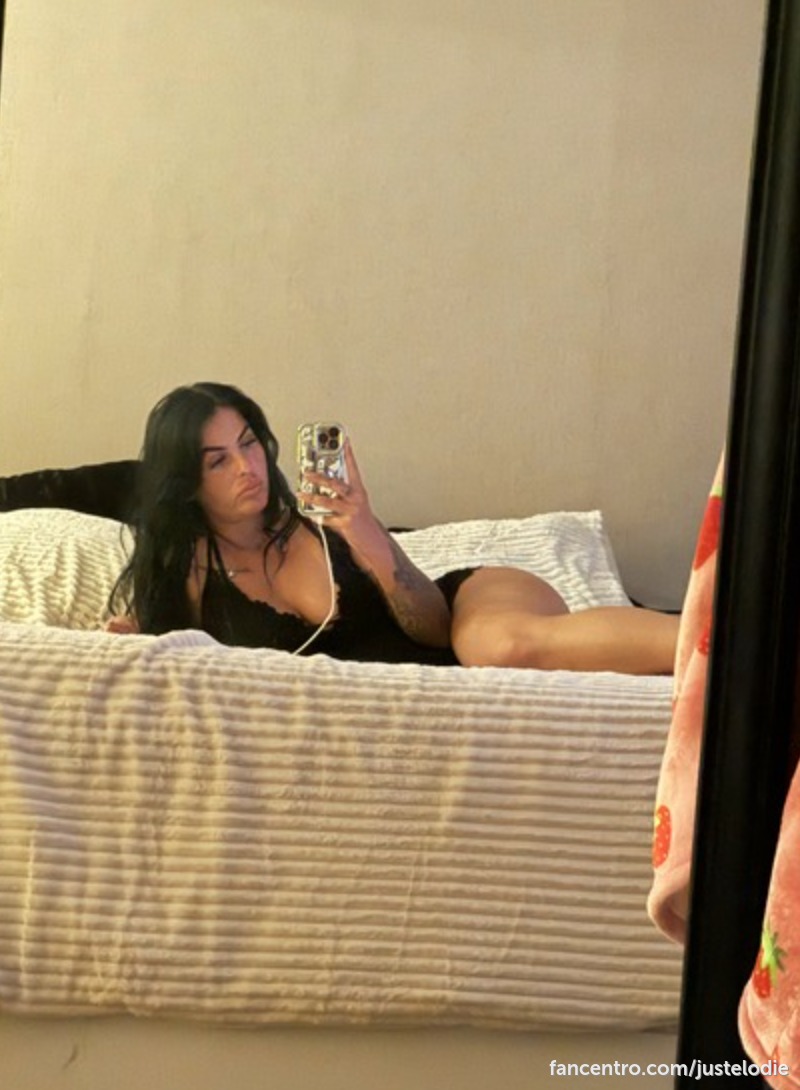 Still in bed… waiting for a reason to get up. Think you can give me one? 😈💋 1