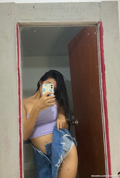 My curvy hips are ready to tease, can you handle it? 🍑💋