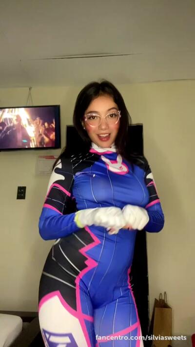 Wil je mijn lange donkere haar over mijn geile lichaam zien? 💦😘