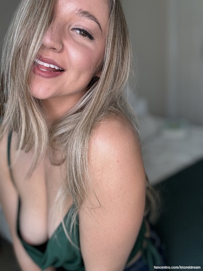 Schattige en mooie milf