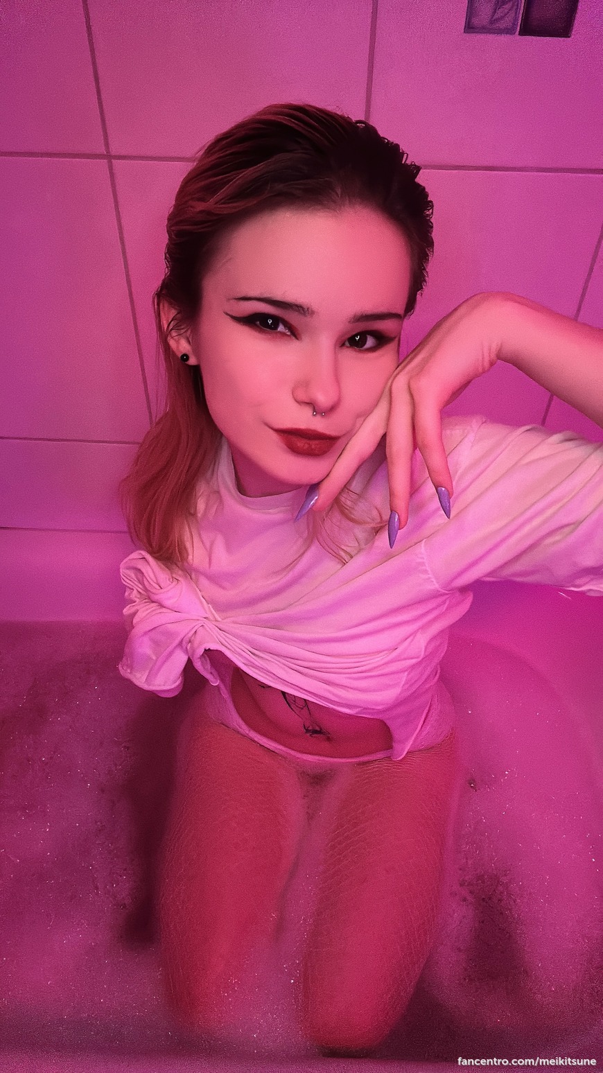 Looking for some company in the bath! Who wants to join me for a chill soak? 🛀💖 1