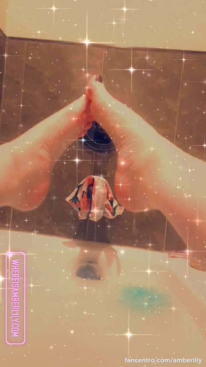 Doin this bath then doin camgirl things. ✨ 1foreground