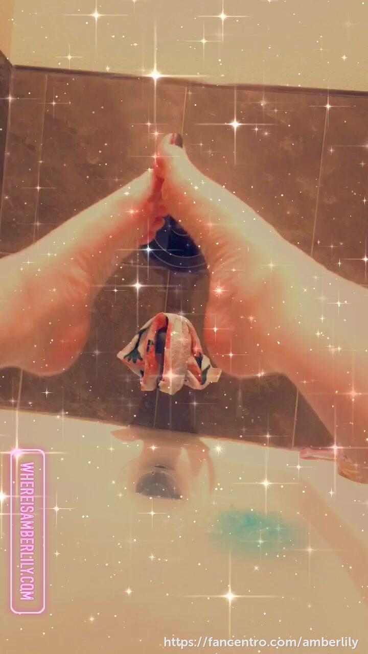 Doin this bath then doin camgirl things. ✨ 1foreground
