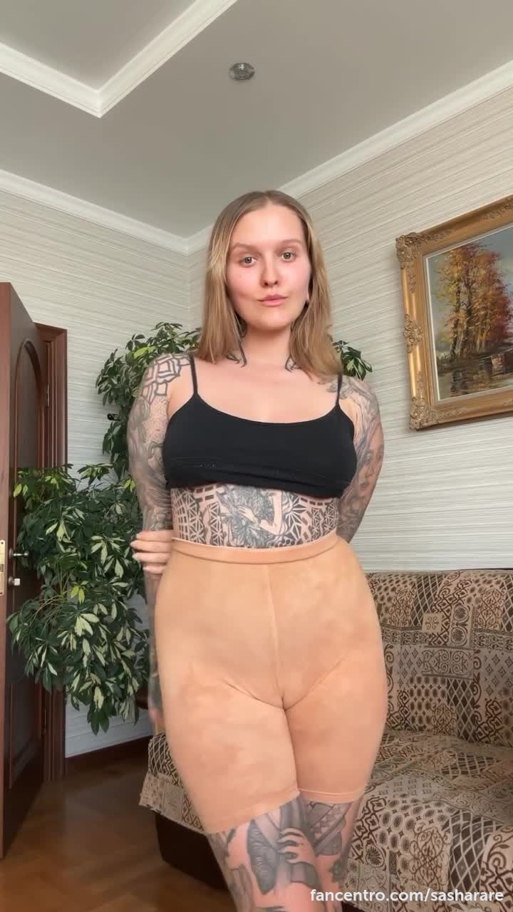 Do you think a juicy camel toe is hot? 😏 - post hidden image