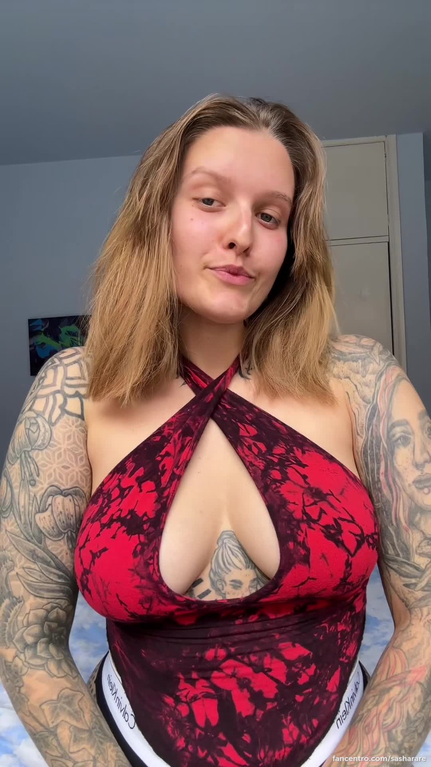 Do you like this crop top on me? 🥰 1foreground
