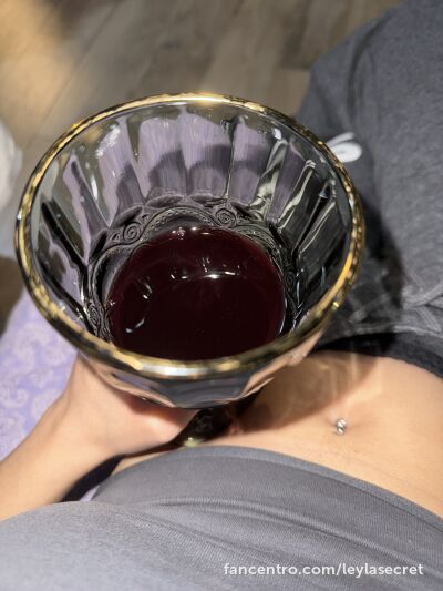 Wil je mijn sappige kont zien klappen? Ik ben zo fucking klaar. 🍑💦