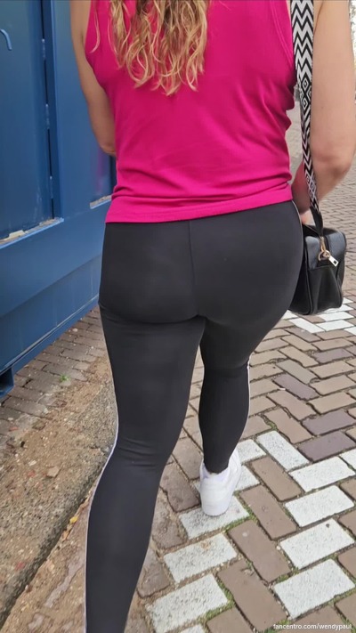 #1 MILF met #1 Kontje loopt door Amsterdam 🍑🥰