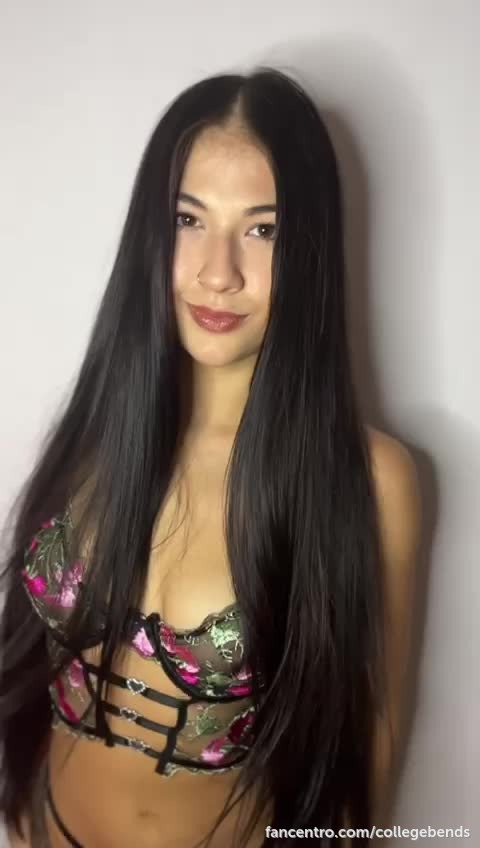 This pawg brunette's smile says it all: "Breed me, please!" 1foreground