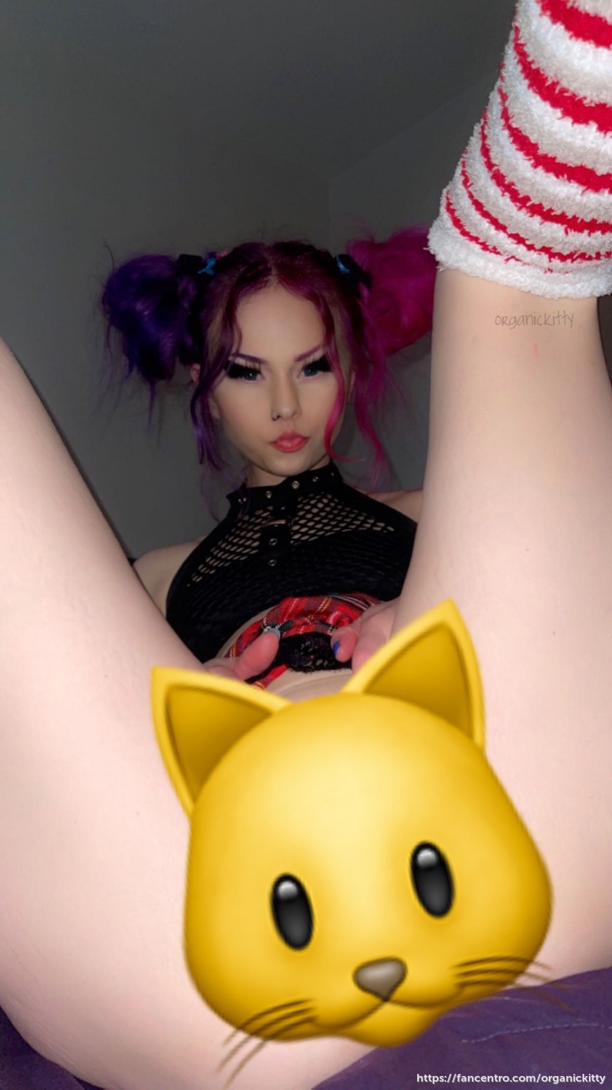 Spreading my pretty pussy for you 😘