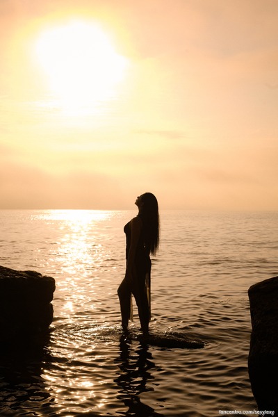 Klaar om te duiken in een zinderende zomer vol liefde? 🏊‍♀️ !
