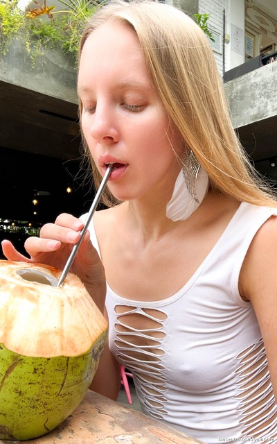 What could be more delicious than coconut juice? 😋 It's so good that warm countries have so many of them now! 😍 I want to use it in place of water, ahaha. Do you like coconut juice?😘