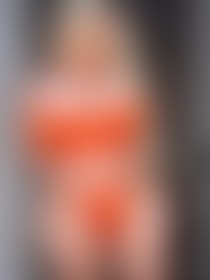 Mijn kroon glimt, mijn benen zijn gespreid... kom jij vandaag je koninklijke plicht doen, majesteit? 😈👄🍑 - post hidden image