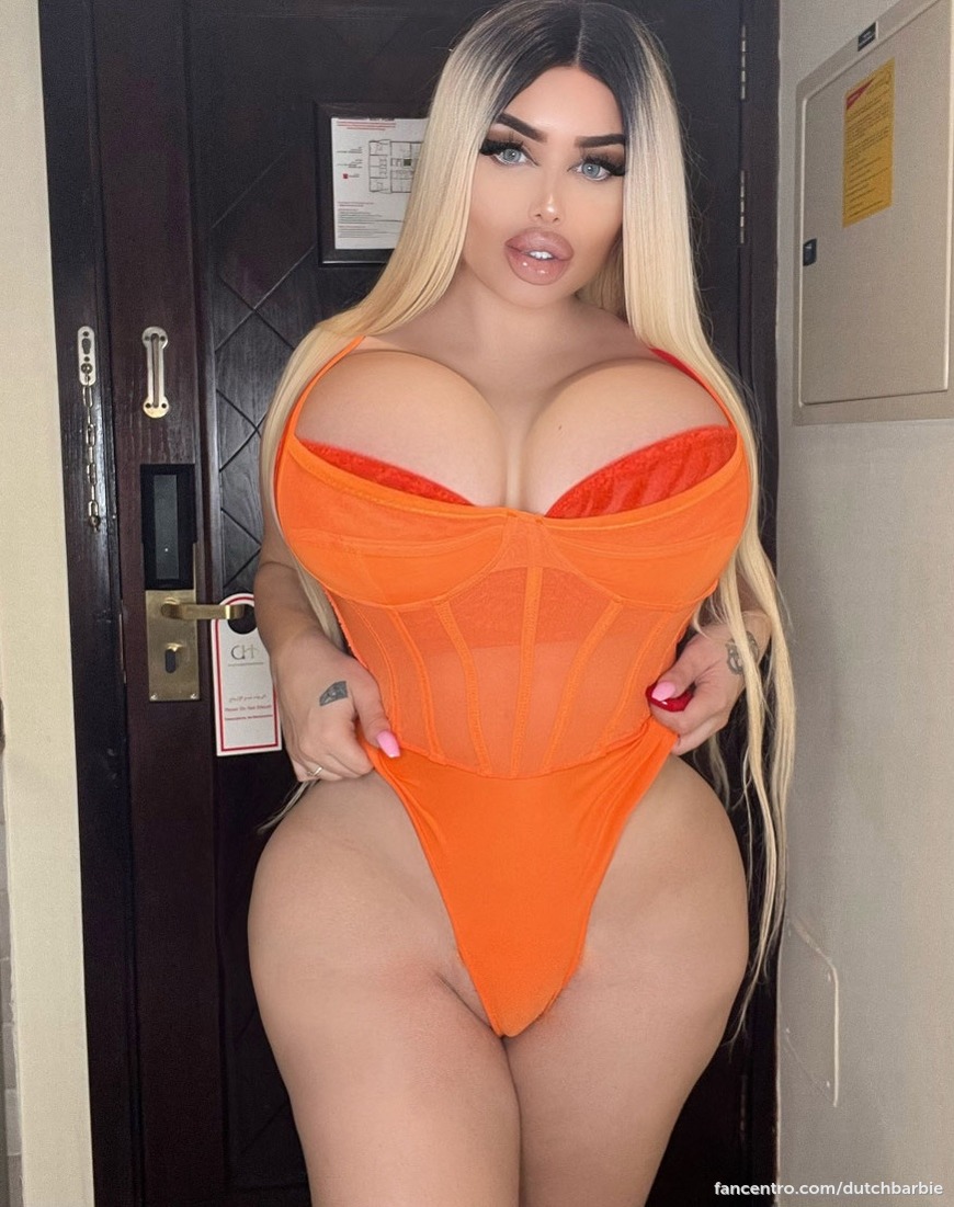 Geile Koningsdag, mijn koning 👑🍑... Ik draag vandaag alleen mijn kroon... Kom jij hem van me aftrekken? 😏👅💋 1