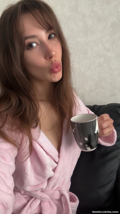 Exclusive peek 😘 – intimate moments and daring shots just for subscribers