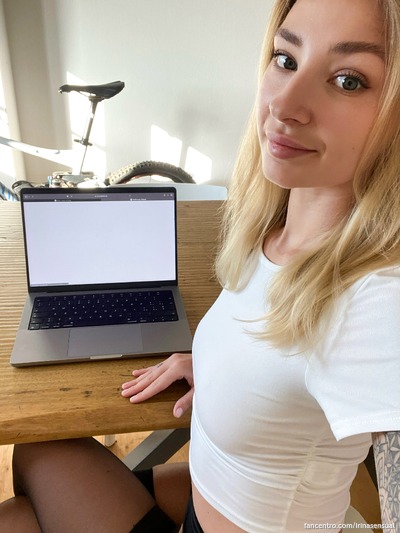 What my work from home looks like 😋 even at home, I'm a very businesslike person when I work... of course I can walk around at home in just my knickers and work, 😏 but still, it's a habit🥰