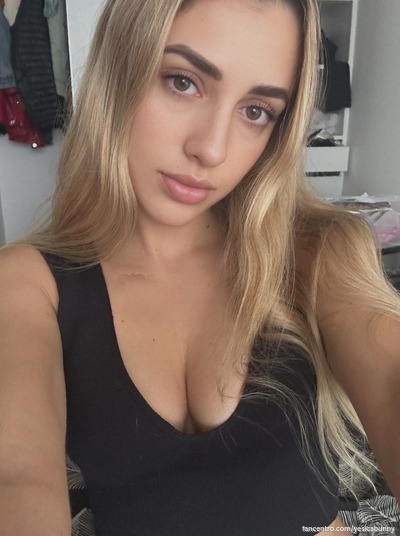 Mijn lange blonde haar maakt me zo geil, wil je spelen? 🔥😘