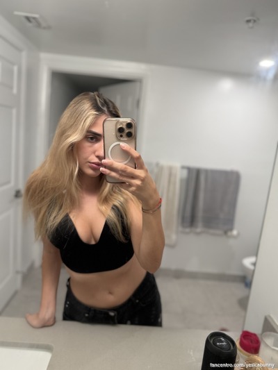 Im a naughty girl, wanna feel my heat on you? 🍑😈