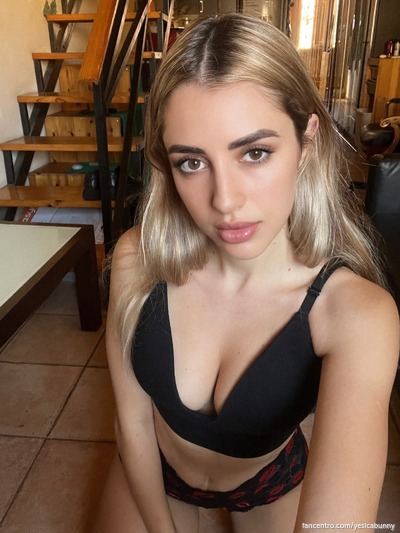 Im a naughty girl, wanna feel my heat on you? 🍑😈